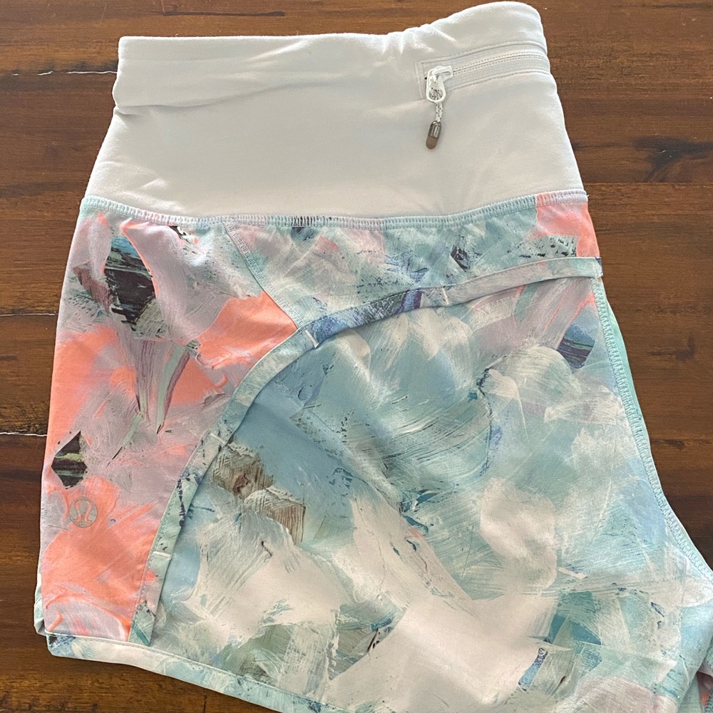 Size 6. 4” inseam. Wide waistband.